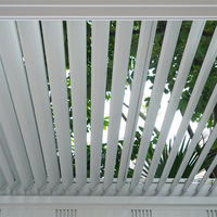 Pergola rétractable au design épuré en aluminium pour extérieur, avec toit à lames motorisé, réglable électroniquement et personnalisable, pour l'extérieur