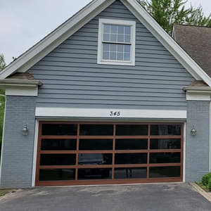 <span class=keywords><strong>Porte</strong></span> <span class=keywords><strong>de</strong></span> <span class=keywords><strong>garage</strong></span> sectionnelle moderne et étanche avec fenêtres en verre teinté noir Cadre en aluminium brun Surface finie pour villas - Product Image 1