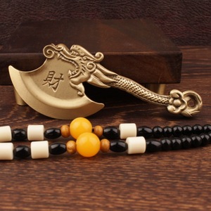 Cuchillo Hacha de Latón Macizo con Adorno Artesanal de Personaje de la Fortuna, Coleccionable de Arte - Product Image 3