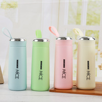 Bouteille d'eau en verre personnalisable réutilisable avec extérieur en plastique, tasse à eau isotherme en verre double paroi tendance, tasse portable pour la maison
