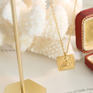 Nouvelle tendance : Collier carré en acier inoxydable plaqué or avec pendentif ange pour soirée - Product Image 4