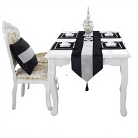 Chemin de table personnalisable en velours doux de style vintage avec bordure en maille ornée de strass pour la décoration de tables de mariage et d'hôtels