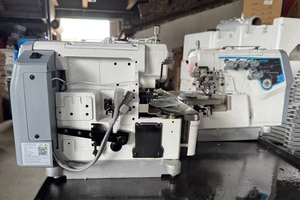 Machine à coudre industrielle surjeteuse à quatre fils à entraînement direct JK-EC7-4D - Product Image 4