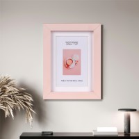 Cadre photo en bois rose blush avec ouverture de photo en tapis blanc double usage pour dessus de table et tenture murale pour la décoration intérieure