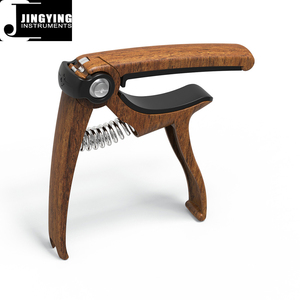 2024 Jingying Music Guitar Capo, Vente en gros 4 en 1 Capos de guitare acoustique multifonctionnels avec coupe-corde/extracteur de goupille/support de choix - Product Image 1