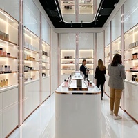 Vitrine de présentation de parfums de luxe en or rose avec éclairage LED, écologique, robuste, incurvée, multi-niveaux, taille personnalisable