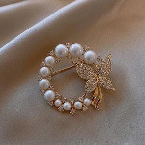 Elegante Broche de Mariposa con Pedrería y Perlas Simuladas, Broche de Corona de Flores a la Moda para Mujer, para Fiestas y Bodas, de Aleación - Product Image 4