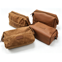 Trousse de Toilette Homme Personnalisée en Toile Cirée Marron et PU Mat, Sac de Voyage Triangulaire à Fermeture Éclair, Trousse de Maquillage Personnalisable avec Logo