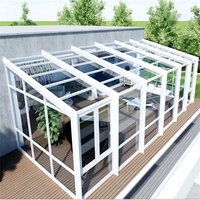 Véranda toute saison sur mesure avec structure en aluminium anodisé, verre trempé et toit polygonal pour extension de maison et jardin.