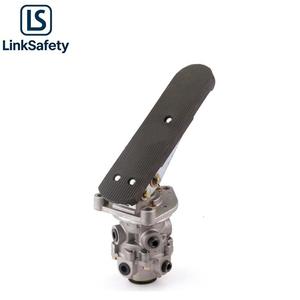 Vanne de frein à pied LS avec pédale, frein pneumatique MC838211 241-02903, maître-<span class=keywords><strong>cylindre</strong></span> de frein pour pièces de frein de camion - Product Image 1