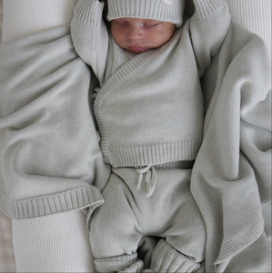 Conjunto de 4 Piezas de Ropa Tejida para Bebé Recién Nacido: Top, Pantalones, Gorro y Calcetines, Modelo Bring Me Home - Product Image 5