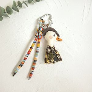 Llavero de pato detective suave y moderno para mujer, con forma 3D, de tela duradera y ecológica, para bolso, llavero y correa de teléfono - Product Image 5