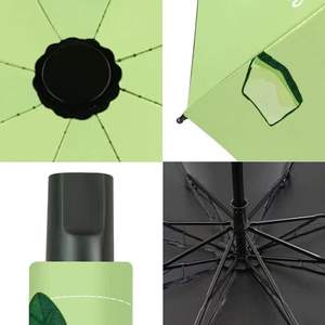 Parapluie pliant manuel 8K à trois sections avec poignée en plastique, revêtement en caoutchouc noir, protection solaire et pluie, double usage, logo personnalisable - Product Image 4