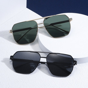 Gafas de Sol Aviador Unisex Hechas a Medida, Montura Negra, Lentes de PC con Protección UV400 para Conducir, Pescar, Viajar y Complementar Atuendos de Moda - Product Image 2