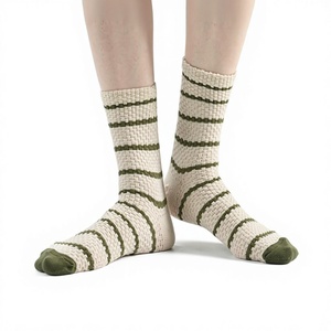 Calcetines Casuales de Algodón Transpirable Kikiya para Mujer, Diseño Colorido con Rayas, Estilo Tejido Coreano para Uso Diario - Product Image 1