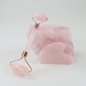 100% rodillo de jade Gus Sha conjunto de cuidado de la piel antienvejecimiento masajeador facial de jade rosa para cuello y cara rodillo de piel de jade - Product Image 1