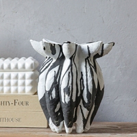 Vase en céramique antique de haute qualité, forme irrégulière, unique, rayé noir et blanc, décoration florale, peint à la main, art pour la maison, décoration de bureau