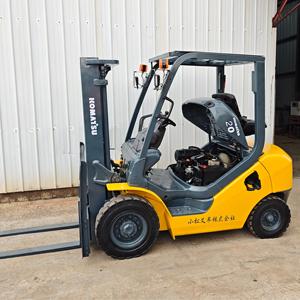 รถยกดีเซล Komatsu FD20 มือสอง ราคาถูก คุณภาพดี พร้อมเครื่องยนต์ ระบบไฮดรอลิก ชิฟเตอร์ด้านข้าง และยางตัน - Product Image 6