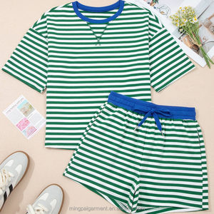 Set Estivo Casual da Donna: Top Corto con Collo Tondo e Logo Personalizzato, Completo a Due Pezzi con Maniche Corte e Pantaloncini a Righe - Product Image 1