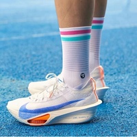 Chaussettes de course à rayures de couleurs vives personnalisées Chaussettes de compression Marathon Trail Chaussettes de cyclisme légères avec logo personnalisé