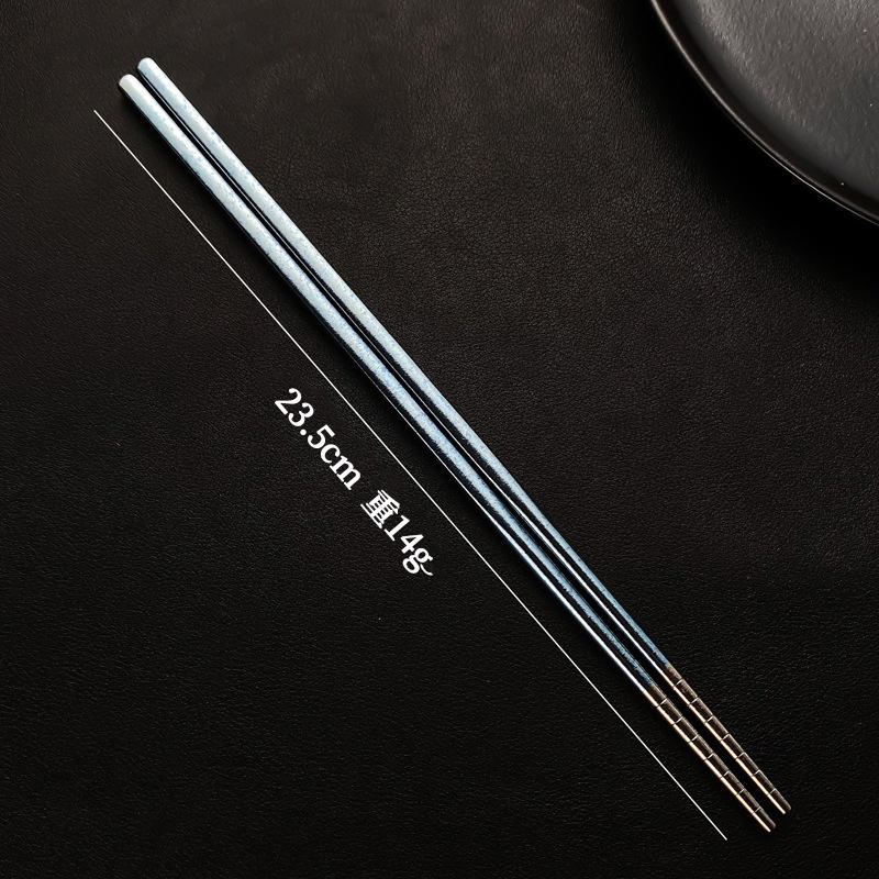 La moitié du cristal de glace vert