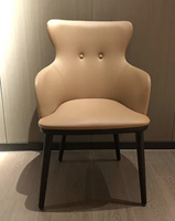 Chaise de salle à manger élégante à dossier haut avec accoudoirs, revêtement en PU souple, pieds en métal, pour projets de restaurant (vente en gros)