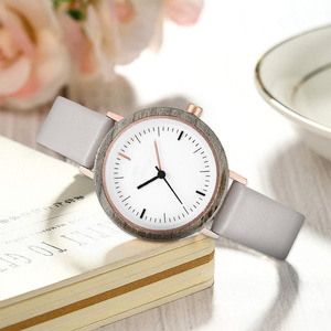 Reloj de Madera Unisex de Diseño Nuevo y Alta Calidad con Correa de Cuero - Product Image 5