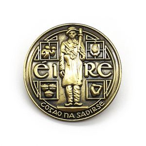 Badge personnalisé en métal 3D, plaqué or et nickel antique bicolore, motif épée, bouclier, hache, épingle de revers, logo de marque en métal sur mesure, souvenir - Product Image 4