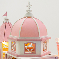 Casa de Muñecas de Madera de Tres Pisos Windsor Castle L2503Z de Hongda, Nuevo Diseño, Kit de Casa de Muñecas en Miniatura con Cubierta Antipolvo