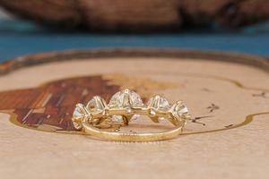 แหวนใส่ทำงานทรงกลม 2 ขา ดีไซน์หรูหราสำหรับผู้หญิง แหวนเพชร เครื่องประดับแฮนด์เมดเหนือกาลเวลา เพชรระยิบระยับ คลาสสิก - Product Image 5