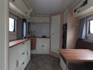 Caravane <span class=keywords><strong>de</strong></span> luxe en aluminium à double essieu, confortable pour la famille, avec cuisine et salle <span class=keywords><strong>de</strong></span> bain, idéale pour les voyages en camping-car. - Product Image 5