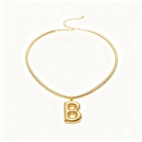 Collier et pendentif ajustables, confortables, imperméables, plaqués or, avec nœud papillon et lettre, pour chiens et chats – Style simple, moderne et élégant