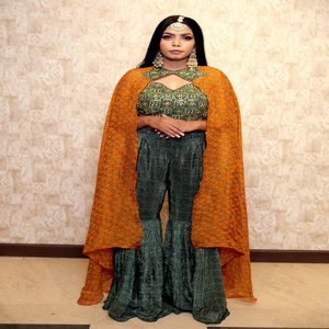 Elegante conjunto indio de top y pantalón gharara con dupatta, largo hasta el suelo, corte holgado, ropa étnica para boda, estampado digital verde y naranja. - Product Image 1