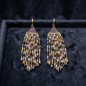 Pendientes de Flecos con Cuentas Miyuki Delica Hechos a Mano en Dorado Metálico, Blanco Perla y Morado Iridiscente, Estilo Boho con Borlas - Product Image 4