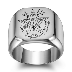Anillo cuadrado de acero inoxidable de 18 mm para hombre con estrella de cinco puntas y letras grabadas con láser para uso diario - Product Image 3