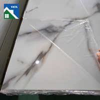 Design moderne Feuille de marbre UV imperméable et étanche à l'humidité Panneau mural en PVC doré 3D 5D hautement brillant pour appartement