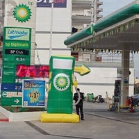 Modèle de pompe à essence gonflable géante avec flèche directionnelle, panneau publicitaire de station-service, tour pour station-service, bord de route, autoroute, place publique, magasin