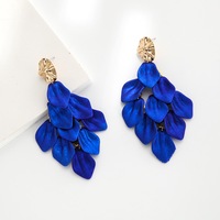 Anting-anting pesta wanita berlapis emas, desain bunga warna-warni, model jatuh, dengan detail kelopak akrilik yang besar dan rumbai panjang, tersedia dalam 15 warna.