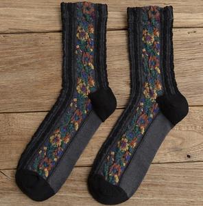 Chaussettes en coton pour femmes, design personnalisé, 5 couleurs, mi-mollet, écologiques, tendance, douces, fantaisie, fleurs - Product Image 3