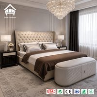 Tête de lit de luxe en cuir véritable avec dossier haut et banc d'appoint matelassé, ensemble de chambre principale pour projet de villa ou de penthouse