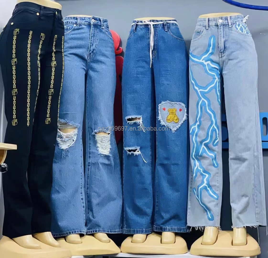 Combina blu, nero, bianco, grigio, rosso e giallo