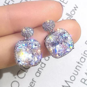 Boucles d'oreilles clous en or blanc E2025 avec zircon taille princesse, serti géométrique, bijoux de mode classiques pour femme, parfaits pour les soirées - Product Image 3