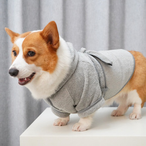 Peignoir à capuche en polaire corail pour animaux de compagnie, bleu clair et gris foncé, absorbant et chaud, pour chats et chiens, à porter en toutes saisons - Product Image 3