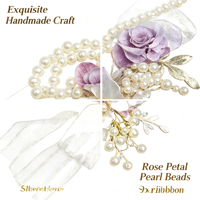 Élégante fleur de poignet en ruban rose, perles, strass et feuilles argentées scintillantes pour demoiselle d'honneur, mariée, mariage, bal de promo, décoration