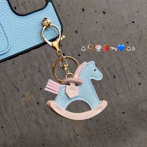 Nueva <span class=keywords><strong>Funda</strong></span> para Teléfono con Textura de Lichi y <span class=keywords><strong>Colgante</strong></span> de Caballo Balancín para <span class=keywords><strong>iPhone</strong></span> 11 12 <span class=keywords><strong>13</strong></span> 14 15 16 17 Pro Max 6/7/8 Plus 12 <span class=keywords><strong>13</strong></span> Mini - Product Image 5