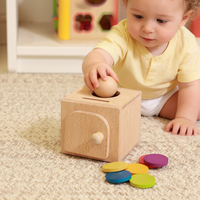 Jouet sensoriel Montessori en bois 2-en-1 : Boîte de permanence des objets et jeu de lancer de balles et de pièces pour enfants de plus de 12 mois