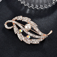 Broche de mode coréenne haut de gamme en alliage incrustée de diamants et de perles, accessoires de bijouterie en gros