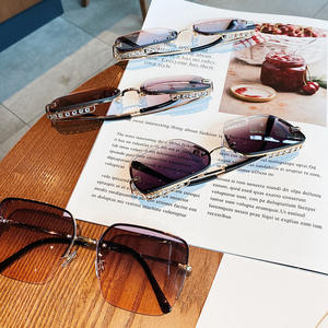 แว่นกันแดดครึ่งกรอบสำหรับผู้หญิง Qianai ป้องกันรังสียูวี 400 กรอบโลหะ ดีไซน์ทรงสี่เหลี่ยม สีเทา สีฟ้า สีชมพู สีม่วง สีทอง เลนส์อะคริลิก - Product Image 5