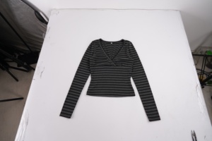 T-shirt décontracté polyvalent à rayures noires et grises, col en V, coupe ajustée, idéal pour superposer, style printemps-automne, pour une silhouette flatteuse et tendance - Product Image 6