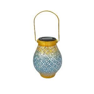 Lanterne solaire suspendue ajourée au design rétro, imperméable, luminaire décoratif d'extérieur, idéal pour un salon - Product Image 1